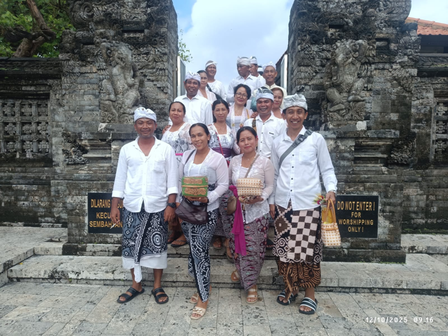 Kegiatan Pengenalan Khayangan Jagat di Bali dan Tata Upacaranya dirangkai dalam Kegiatan Tirtayatra Desa Sesandan