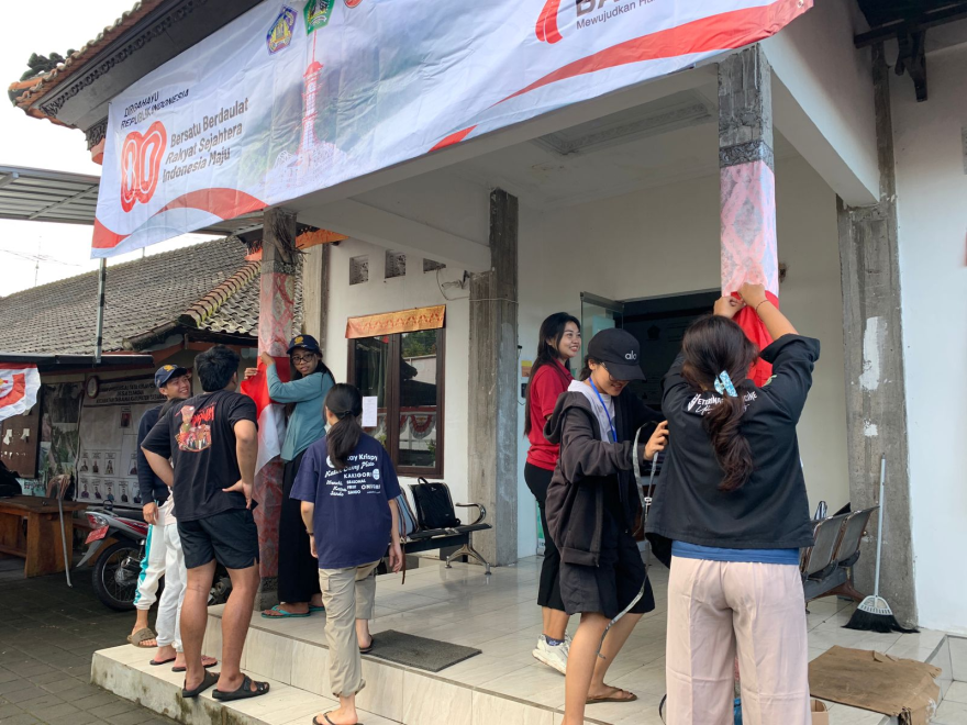 Pemasangan Bendera di Kantor Desa Sesandan dan Monumen Dalam Rangka HUT RI Ke- 80