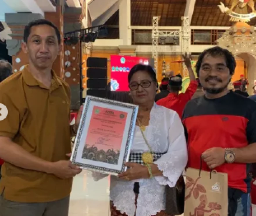 Penghargaan Seniman di Acara FESTA Kecamatan Tabanan 
