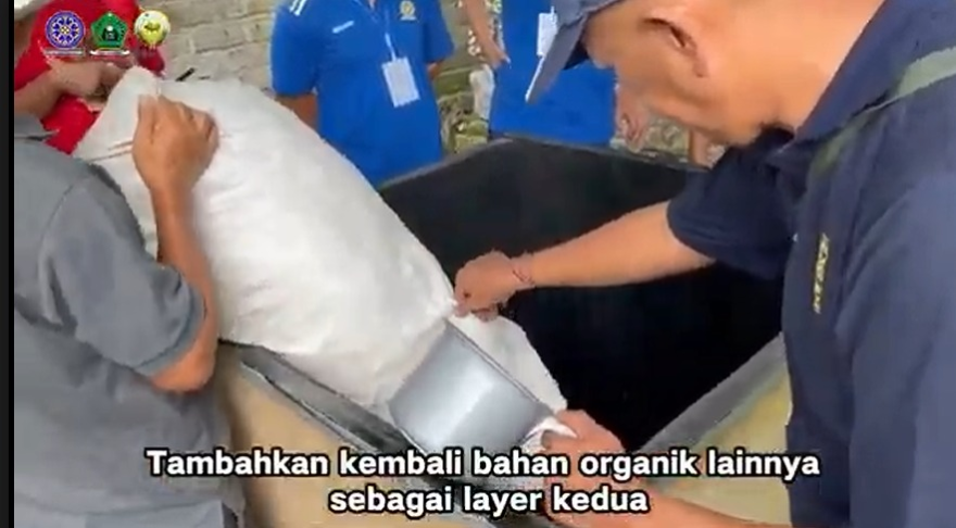 Kegiatan Pemanfaatan Komposter Portabel dalam Pembuatan Kompos Padat di Desa Sesandan Tabanan