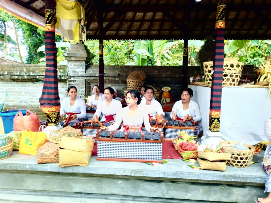 TP.PKK Desa Sesandan Ngatura Ayah Nabuh Selonding Ring Pura Dalem Prajepati Desa Adat Sesandan